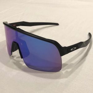 Oakley Sutro‘s glasses